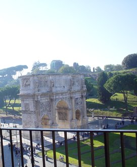 boog van Constantijn vanuit het Colosseum gezien